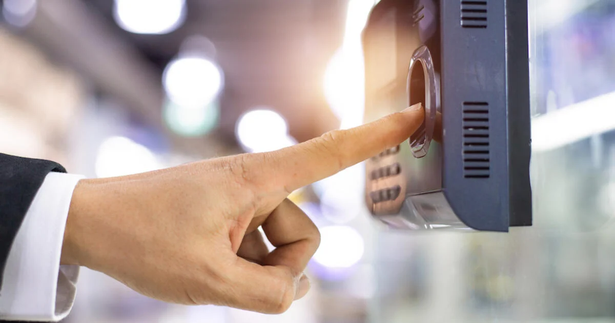 fingerprint_turoffner_hand_aufmacher_1143206011_istock